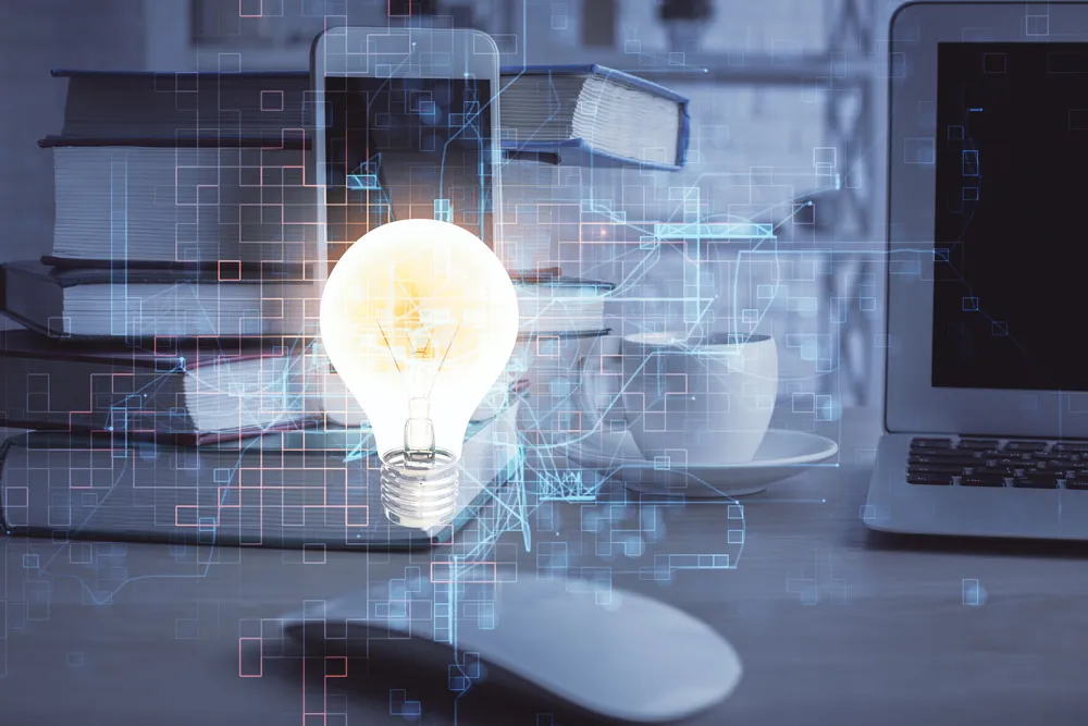 gespraech gluehbirne und eine computer maus. Guehbirne läuchtet